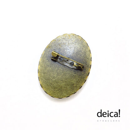 detalle-da-traseira-do-broche-ovalado-deica-creacions