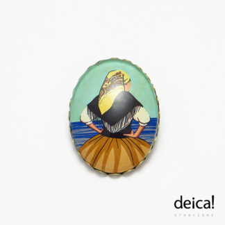 Broche-ovalado-grande-ilustrado-co-debuxo-brazos-en-xerra