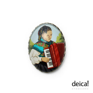 Broche-ovalado-grande-ilustrado-co-debuxo-acordeonista